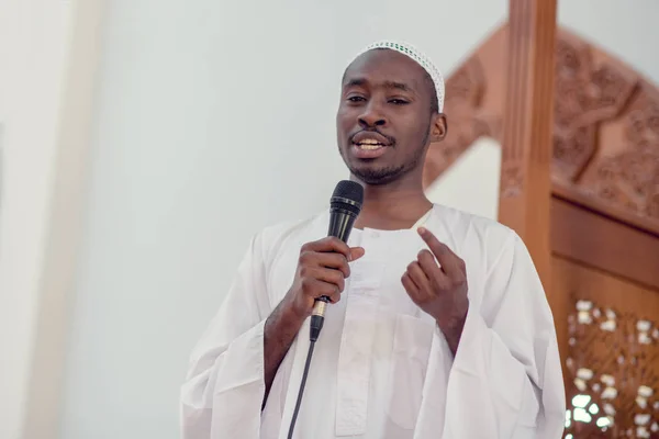 Muslimové černé africké Imám má projev v pátek odpoledne modlitby v mešitě — Stock fotografie