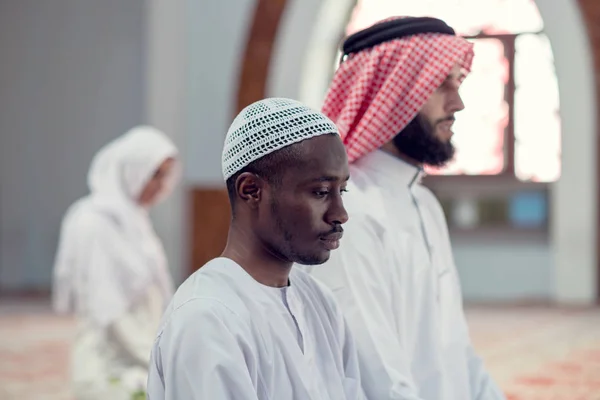 モスクの中の祈り 2 つの宗教的な若者。イスラム — ストック写真