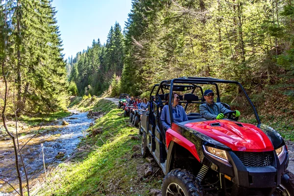 Μια περιοδεία ομάδα ταξιδεύει ATVs Οχήματα υπαίθριων δραστηριοτήτων και Utvs στα βουνά — Φωτογραφία Αρχείου