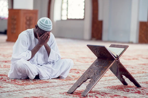 Africain musulman faire la prière traditionnelle à Dieu tout en portant Dishdasha — Photo