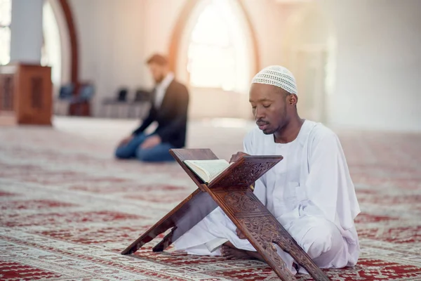 ブラック アフリカ男は祈りで、モスクとコーランの聖なる本 — ストック写真