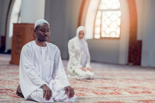 Black Muslim pria dan wanita berdoa di masjid — Stok Foto