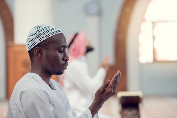Δύο θρησκευόμενοι μουσουλμάνοι προσεύχονται μαζί μέσα στο τζαμί. — Φωτογραφία Αρχείου