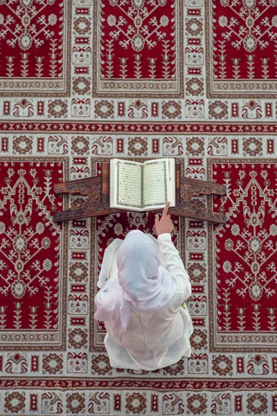 Вид сверху с воздуха Молодая красивая мусульманка, молящаяся в мечети — стоковое фото