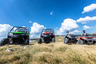Arkadaşlar dört kiralama veya Atv ve Utv araçlar ile off-road sürüş