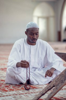 Geleneksel dua Tanrı'ya Dishdasha giyen süre yapım Afrika Müslüman erkek