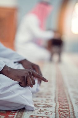 Geleneksel dua Tanrı'ya Dishdasha giyen süre yapım Afrika Müslüman erkek