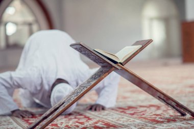 Geleneksel dua Tanrı'ya Dishdasha giyen süre yapım Afrika Müslüman erkek