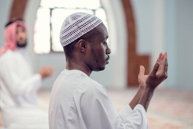 İki dindar Müslüman camide birlikte dua ediyor.