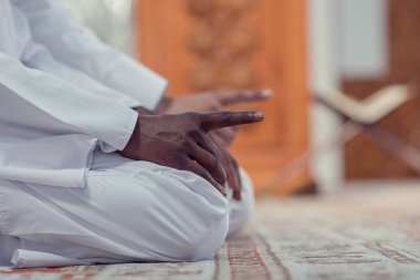 İki dindar Müslüman camide birlikte dua ediyor..