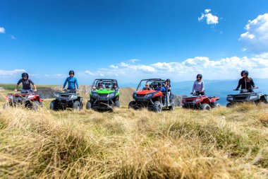 Arkadaşlar dört kiralama veya Atv ve Utv araçlar ile off-road sürüş