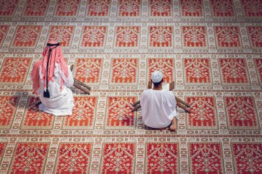 İki dindar Müslüman camide birlikte dua ediyor..