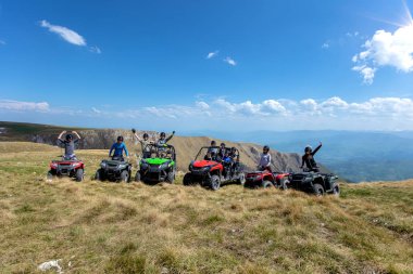 Arkadaşlar dört kiralama veya Atv ve Utv araçlar ile off-road sürüş