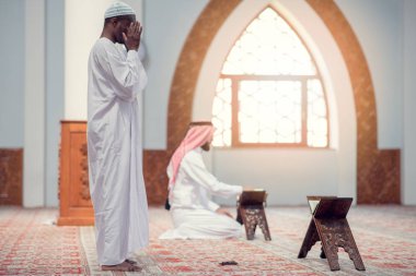 İki dindar Müslüman camide birlikte dua ediyor.