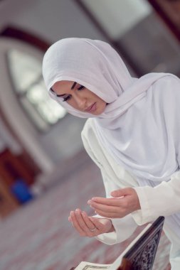 Genç güzel Müslüman kadın dua içinde Camii