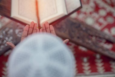 Afrika Müslüman adam yapma geleneksel namaz için Tanrı iken giyen A geleneksel kap Dishdasha en iyi viewv