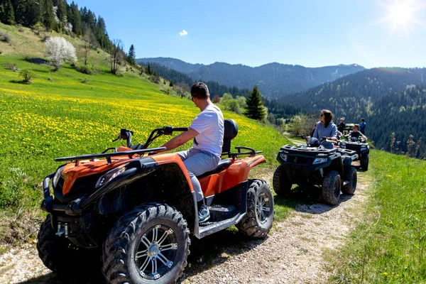 Μια περιοδεία ομάδα ταξιδεύει ATVs Οχήματα υπαίθριων δραστηριοτήτων και Utvs στα βουνά — Φωτογραφία Αρχείου