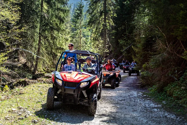 Un grupo de turistas viaja en ATV y UTV en las montañas — Foto de Stock