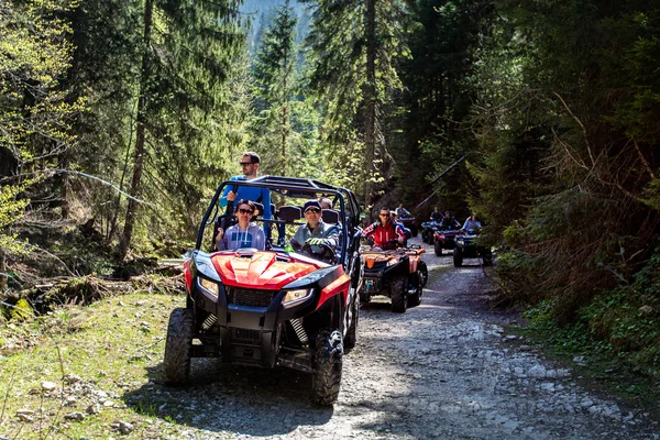 ツアー グループのバギー、Utvs 山の旅します。 — ストック写真