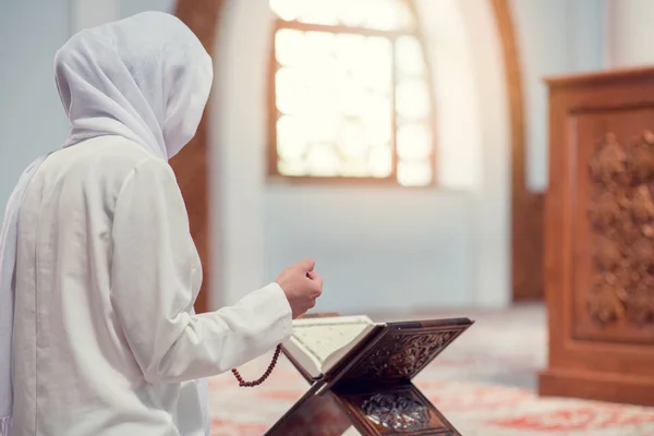 Joven mujer musulmana hermosa rezando en la mezquita — Foto de Stock