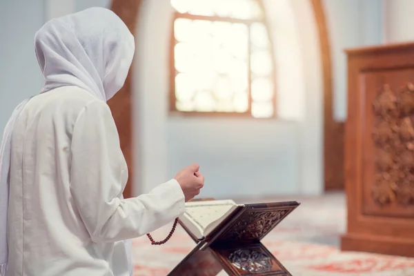 Genç güzel Müslüman kadın dua içinde Camii