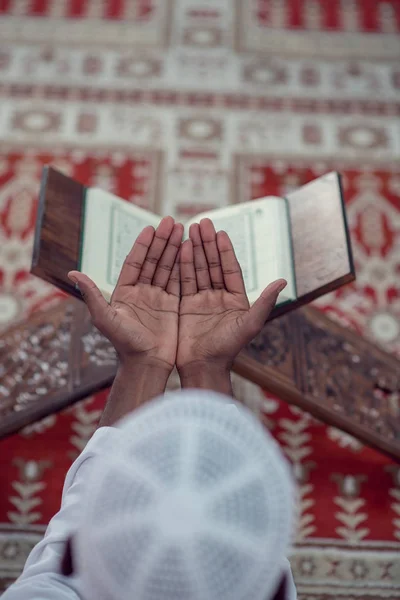 Κορυφαία viewv της Αφρικής μουσουλμανική άνθρωπος κάνοντας παραδοσιακή προσευχή να Θεού ενώ φορώντας Α παραδοσιακά καπάκι Dishdasha — Φωτογραφία Αρχείου
