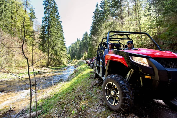 Μια περιοδεία ομάδα ταξιδεύει ATVs Οχήματα υπαίθριων δραστηριοτήτων και Utvs στα βουνά — Φωτογραφία Αρχείου