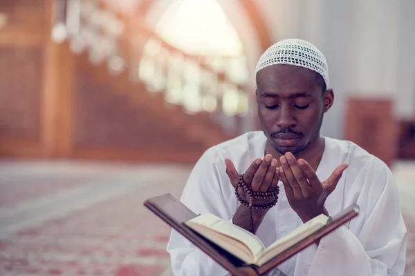 Vista superior del hombre musulmán africano haciendo oración tradicional a Dios mientras lleva una gorra tradicional Dishdasha —  Fotos de Stock