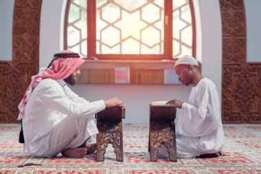 İki Müslüman erkeklerin camide kuran okuma