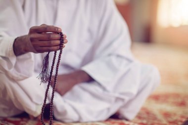 Geleneksel dua Tanrı'ya Dishdasha giyen süre yapım Afrika Müslüman erkek