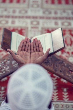 Afrika Müslüman adam yapma geleneksel namaz için Tanrı iken giyen A geleneksel kap Dishdasha en iyi viewv