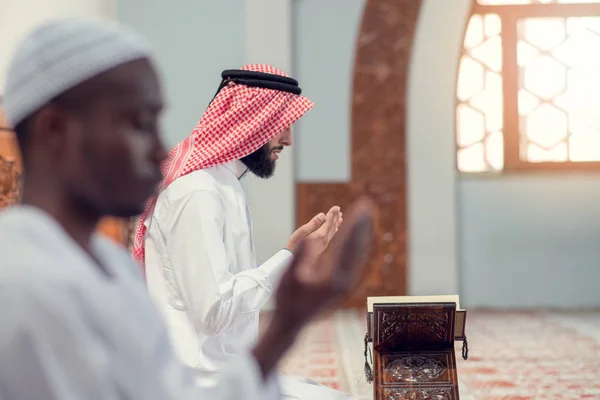 Dois muçulmanos religiosos rezando juntos dentro da mesquita — Fotografia de Stock