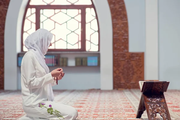 Genç güzel Müslüman kadın dua içinde Camii — Stok fotoğraf