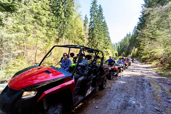 Een tour groep reist op ATV's en Utvs op de bergen — Stockfoto