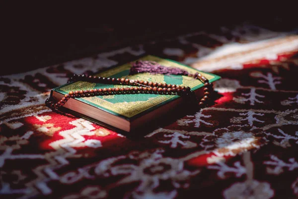 Tasbih di atas Quran Kitab suci umat Islam — Stok Foto