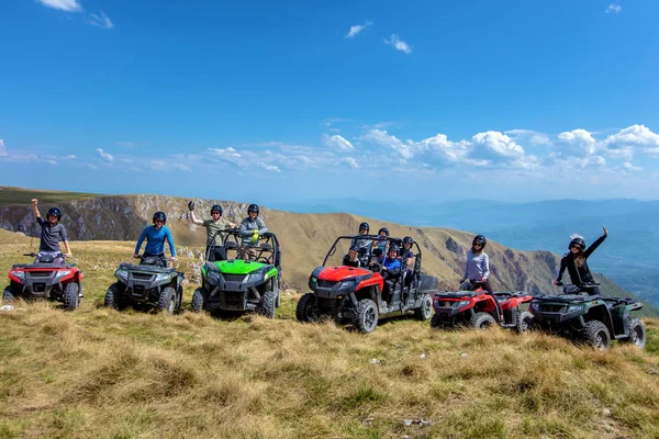 Přátel, jízda terénní čtyřkolku nebo Atv a Utv vozidla — Stock fotografie