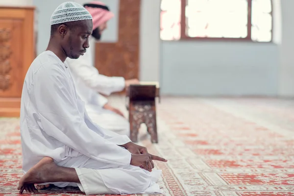 Africano muçulmano homem fazendo oração tradicional a Deus enquanto vestindo Dishdasha — Fotografia de Stock