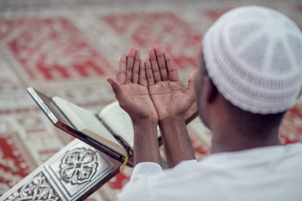 Africano muçulmano homem fazendo oração tradicional a Deus enquanto vestindo Dishdasha — Fotografia de Stock