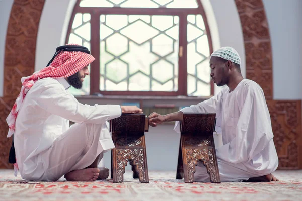 Dois homens muçulmanos lendo Alcorão na mesquita — Fotografia de Stock