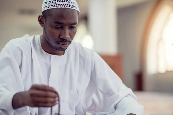 Africano musulmano uomo fare tradizionale preghiera a Dio mentre indossa Dishdasha — Foto Stock