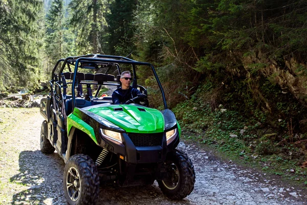 Um grupo de turismo viaja em ATVs e UTVs nas montanhas — Fotografia de Stock