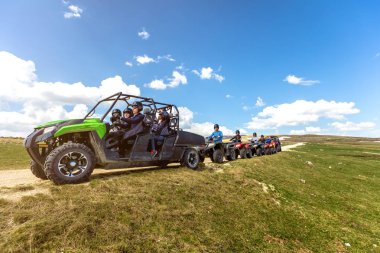 Arkadaşlar dört kiralama veya Atv ve Utv araçlar ile off-road sürüş