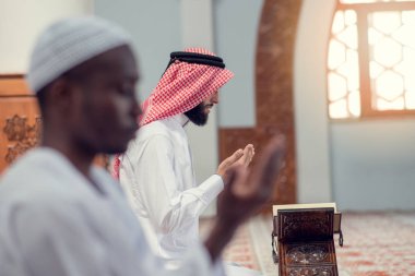 İki dindar Müslüman camide birlikte dua ediyor.