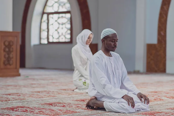 Black Muslim pria dan wanita berdoa di masjid — Stok Foto