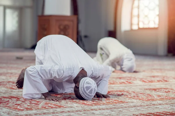 Black Muslim pria dan wanita berdoa di masjid — Stok Foto