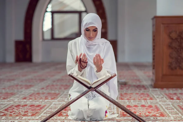 Jovem bela mulher muçulmana orando na mesquita — Fotografia de Stock