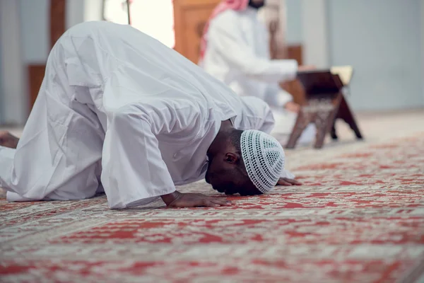 Africký muž dělat tradiční modlitbu k Bohu při nošení Dishdasha — Stock fotografie