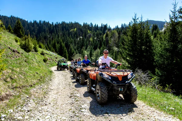 Μια περιοδεία ομάδα ταξιδεύει ATVs Οχήματα υπαίθριων δραστηριοτήτων και Utvs στα βουνά — Φωτογραφία Αρχείου