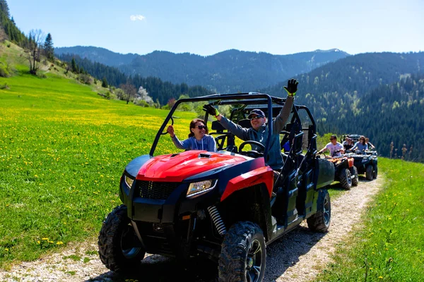 En turgruppe reiser på ATV og UTV på fjellet – stockfoto