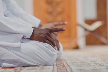 İki dindar Müslüman camide birlikte dua ediyor..